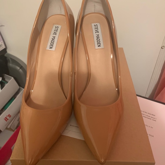Patent Nude Pumps